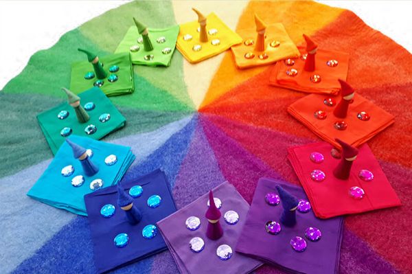 BAUSPIEL-Set aus Filzregenbogenkreis, Spieltüchern und Funkelsteinen