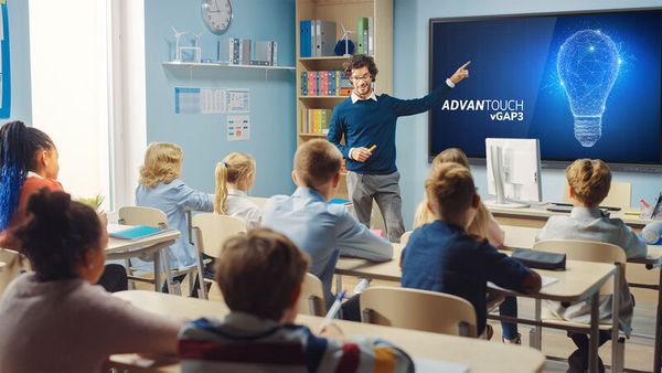 Interaktive Tafel, elektrische Höhenverstellung wandmontiert ohne Flügel und 86" Touch-Display