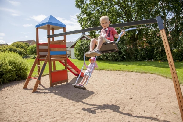 Spielturm mit Rutsche und Doppelschaukel