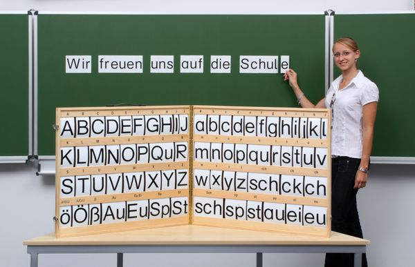 Große Buchstabenkarten, magnetisch, im Holzkoffer