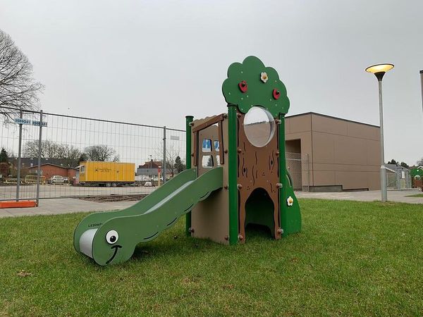 Spielbereich im Freien, Draußen, Spielbereich, Gras, Auto