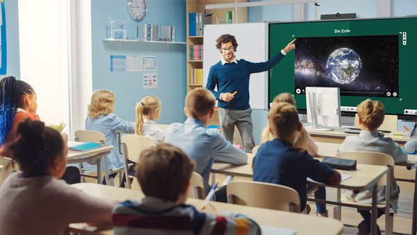 Interaktive Tafel, elektrische Höhenverstellung wandmontiert mit Flügeln und 75" Touch-Display