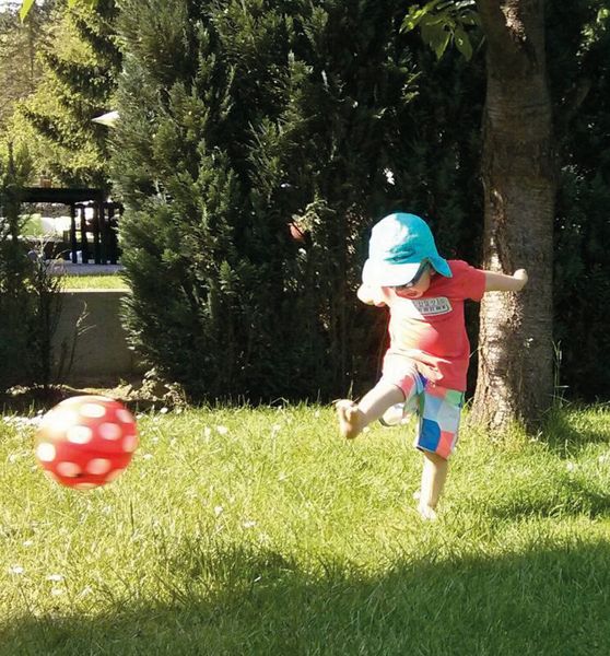 Punktball groß mit Ventil, Ø 23 cm, mehrfarbiger Hochglanzdruck, Gewicht 110 g