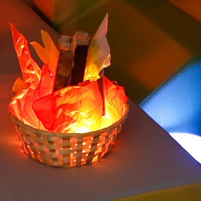 Selbst gebasteltes Feuer mit LED-Licht