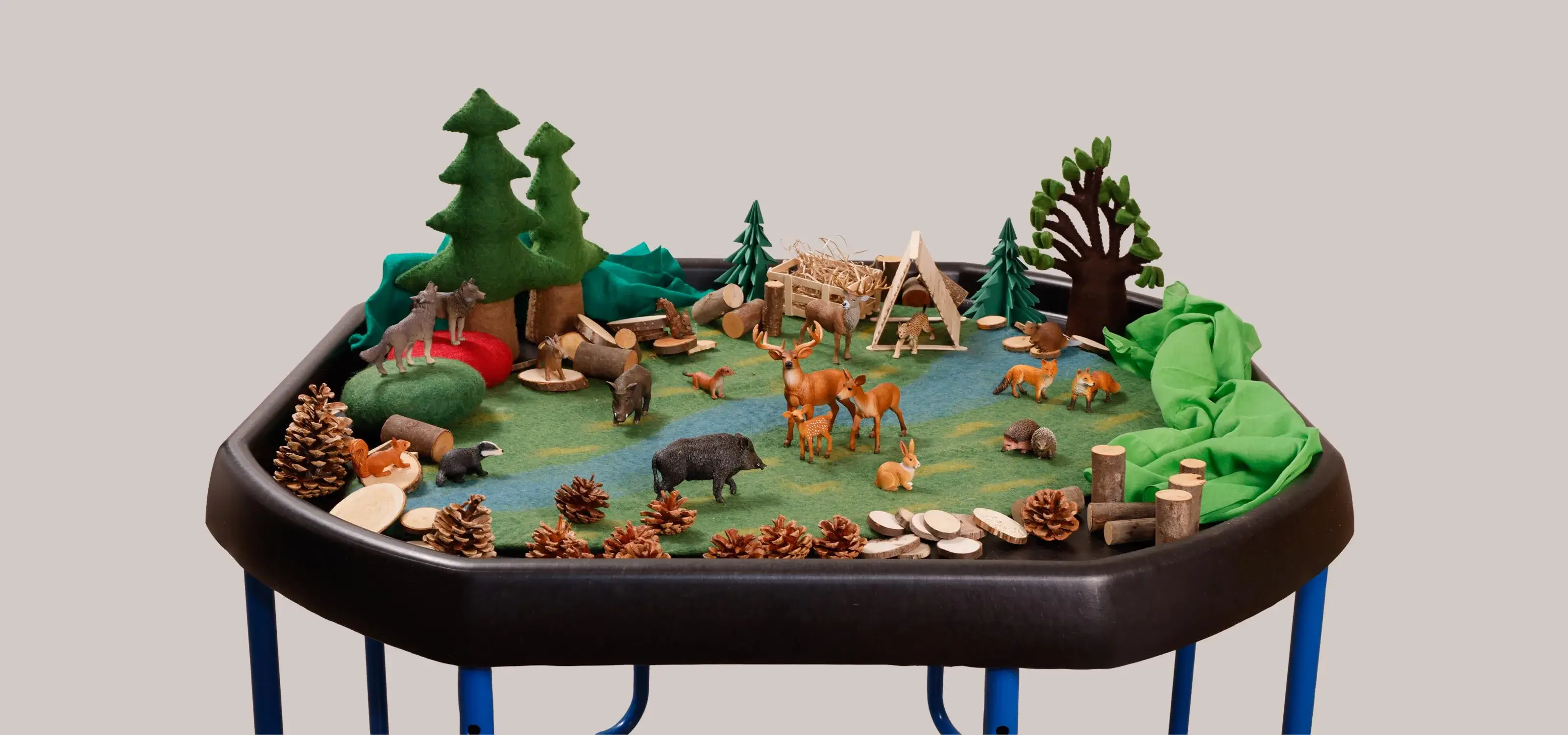 Thementisch zum Thema Wald mit Spielfiguren und Naturmaterialien