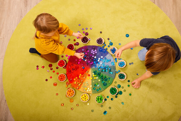 BAUSPIEL-Set aus Filzregenbogenkreis, Spieltüchern und Funkelsteinen