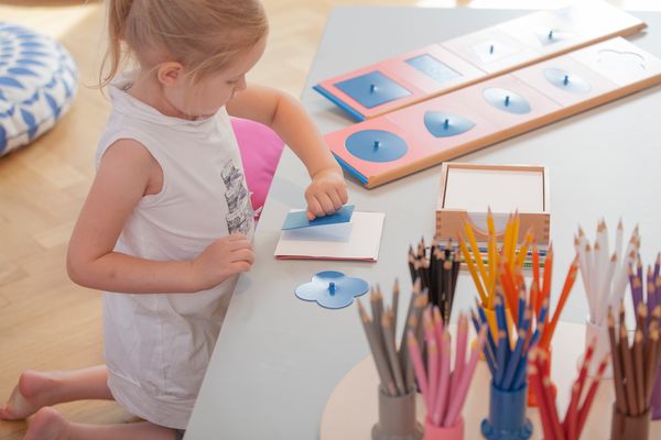 NIENHUIS MONTESSORI Metallene Einsatzfiguren mit 2 Ständern