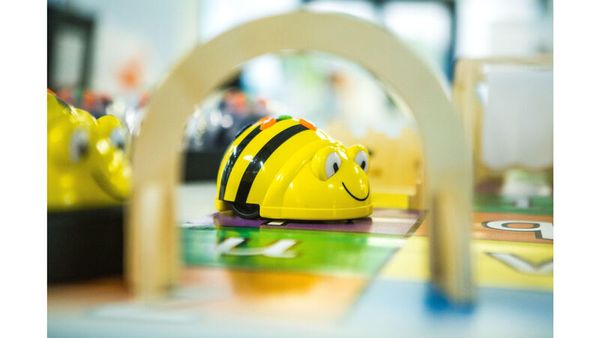 Bee-Bot Klassensatz, 6 Bee-Bots inkl. Ladestation, ab 4 Jahre