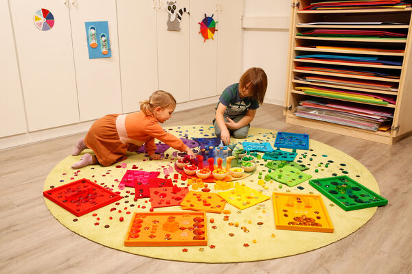 BAUSPIEL-Set aus Filzregenbogenkreis, Spieltüchern und Funkelsteinen