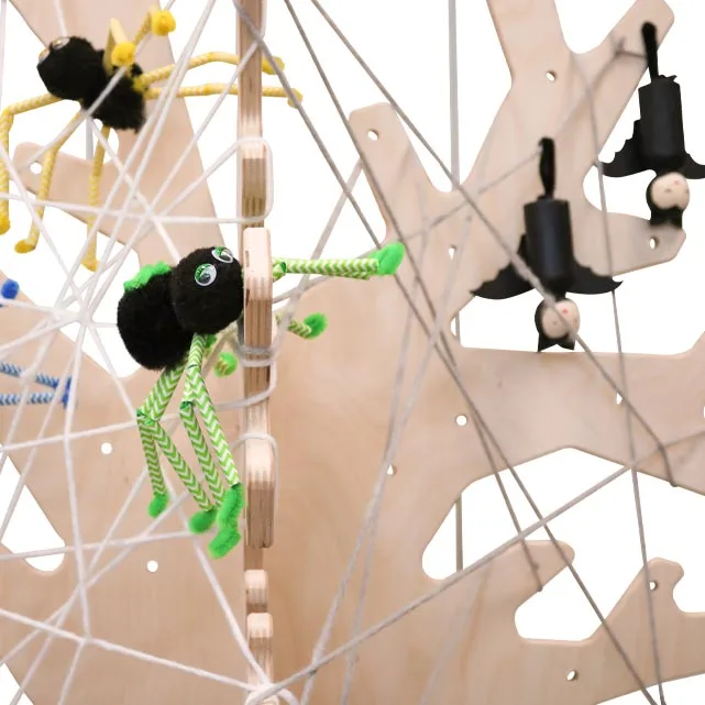 Jahresthemenbaum mit selbst gebastelten Fledermäusen und Spinnen