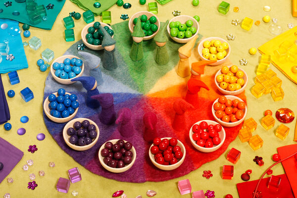 BAUSPIEL-Set aus Filzregenbogenkreis, Spieltüchern und Funkelsteinen