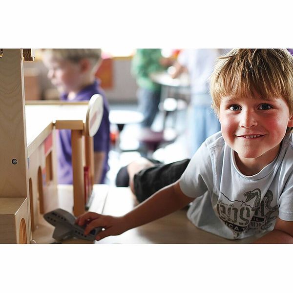 EDUCO Parkhaus aus Holz mit Tankstelle und Werkstatt