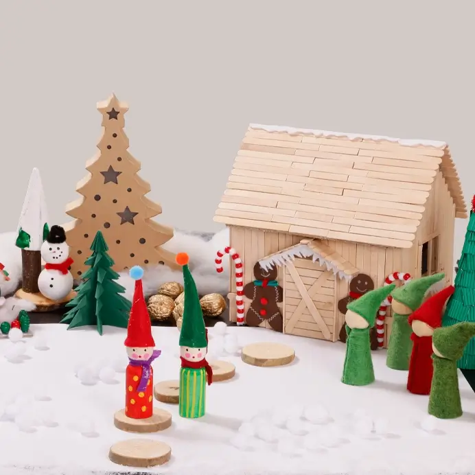 Thementisch zum Thema Weihnachtswunderland mit Spielfiguren und selbst gebasteltem Lebkuchenhäuschen