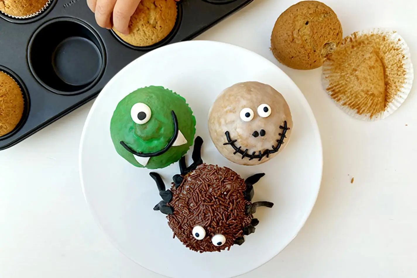 Muffins, die wie Monster verziert sind