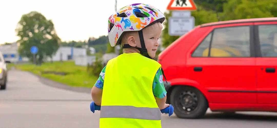 Kind mit Helm und Reflektionsweste