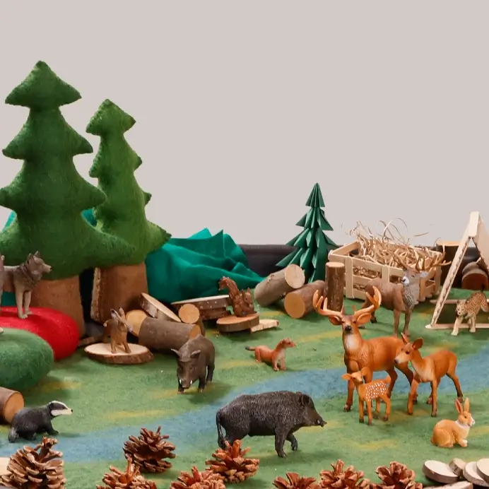 Thementisch zum Thema Wald mit Spielfiguren und Naturmaterialien