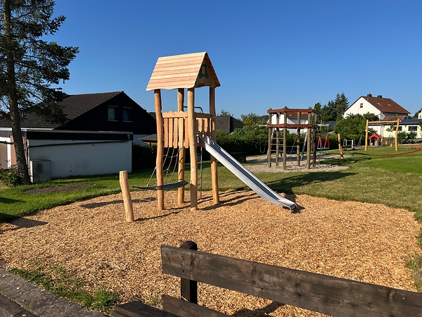 Spielturm mit Rutsche und Feuerwehrstange, Robinia