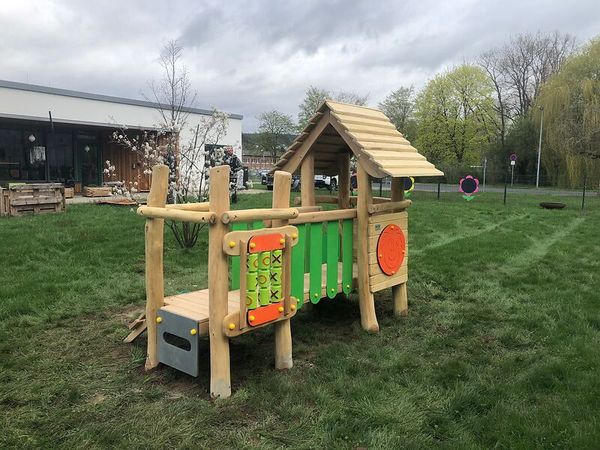 Spielbereich im Freien, Draußen, Spielbereich, Gras, Pflanze