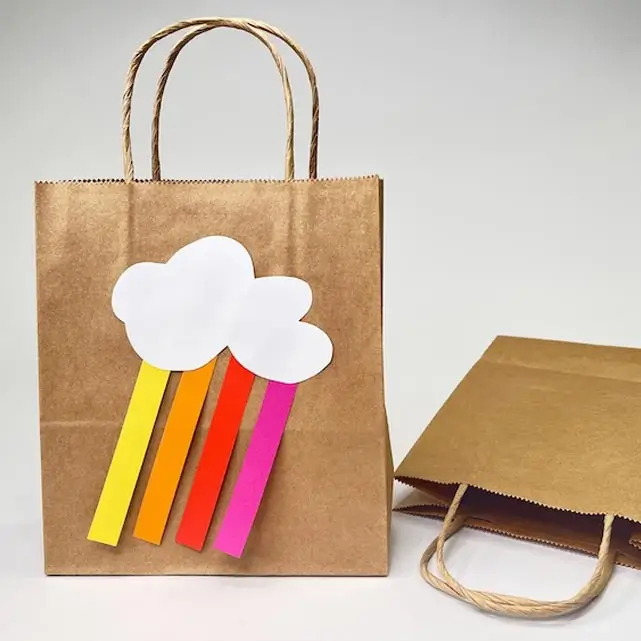 Selbst gebastelte Geschenketüte mit Regenbogenwolke