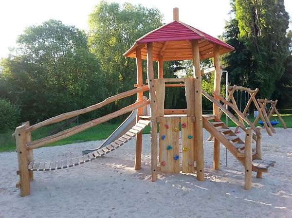 Spielkombination mit Rutsche und Hängebrücke