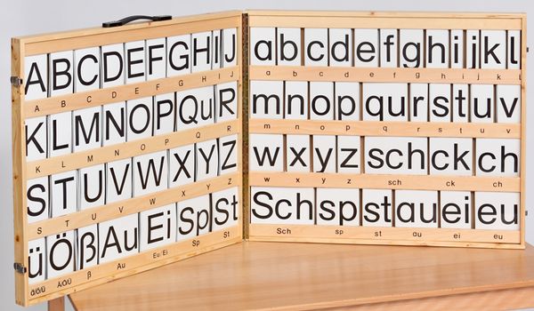 Große Buchstabenkarten, magnetisch, im Holzkoffer